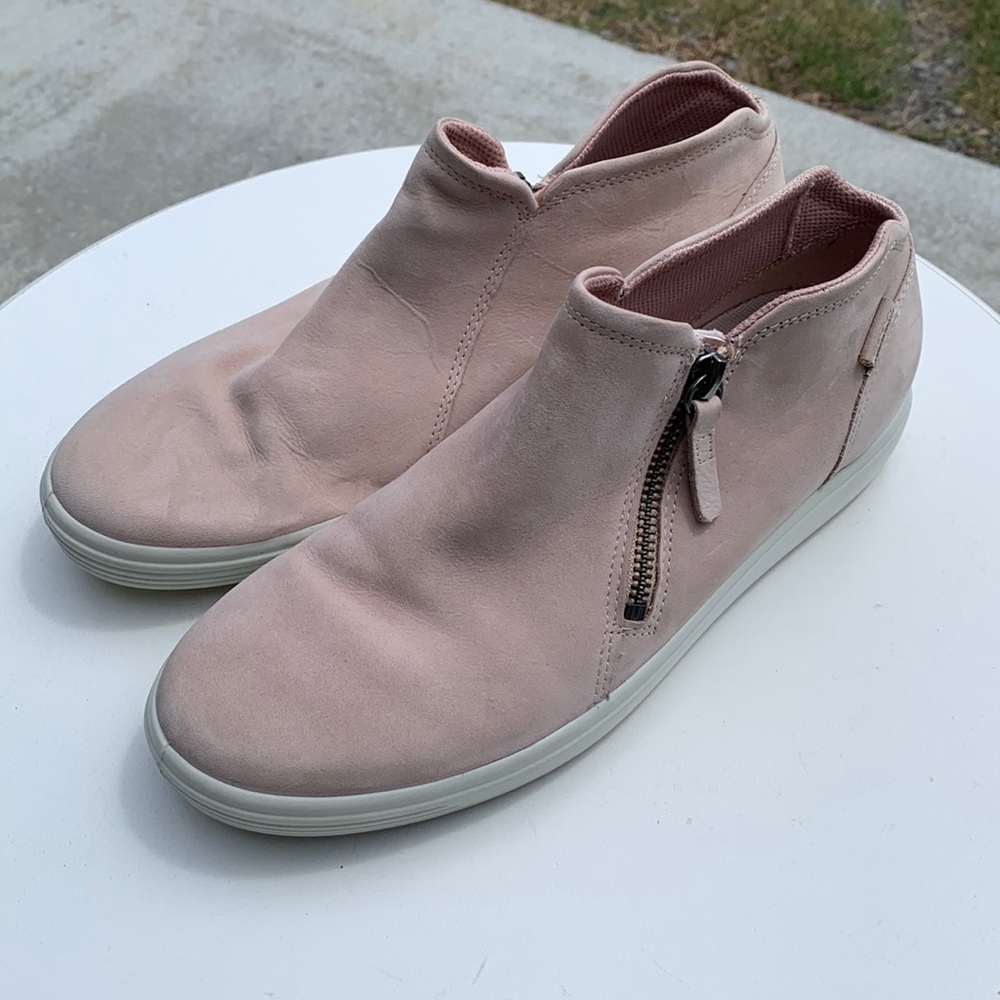 Ecco Faux Suede Pale Pink Booties